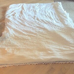Laura Ashley Twin XL White Ruffle comforter with eyelet trim EXCELLENT CONDITION